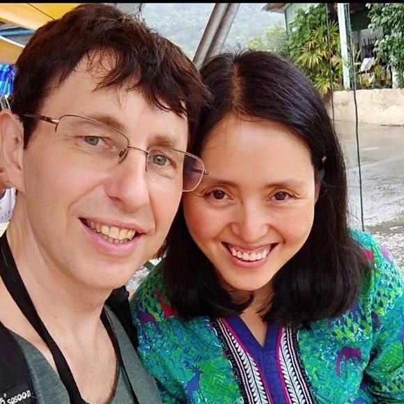 Meet your Poshers, Frank and Haina - Picture 1 of 1